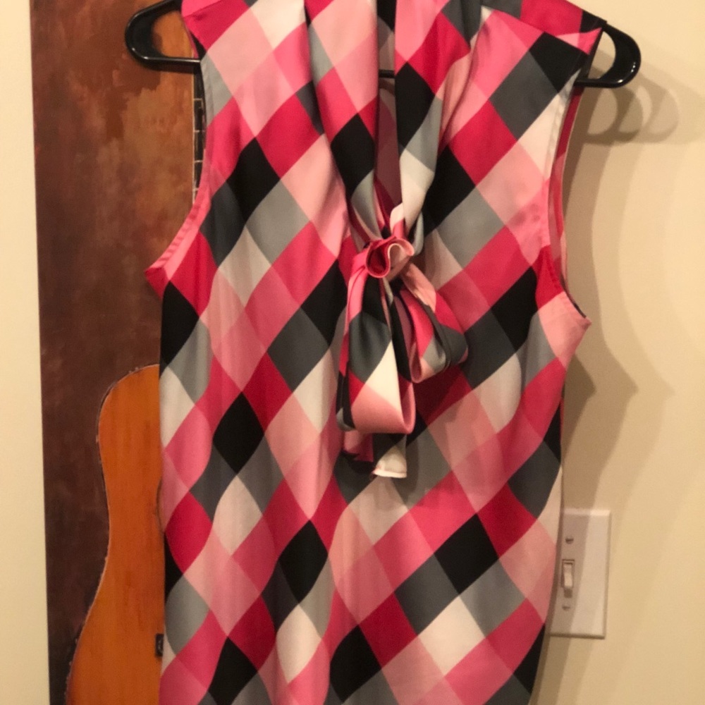 Sleeveless blouse with bow